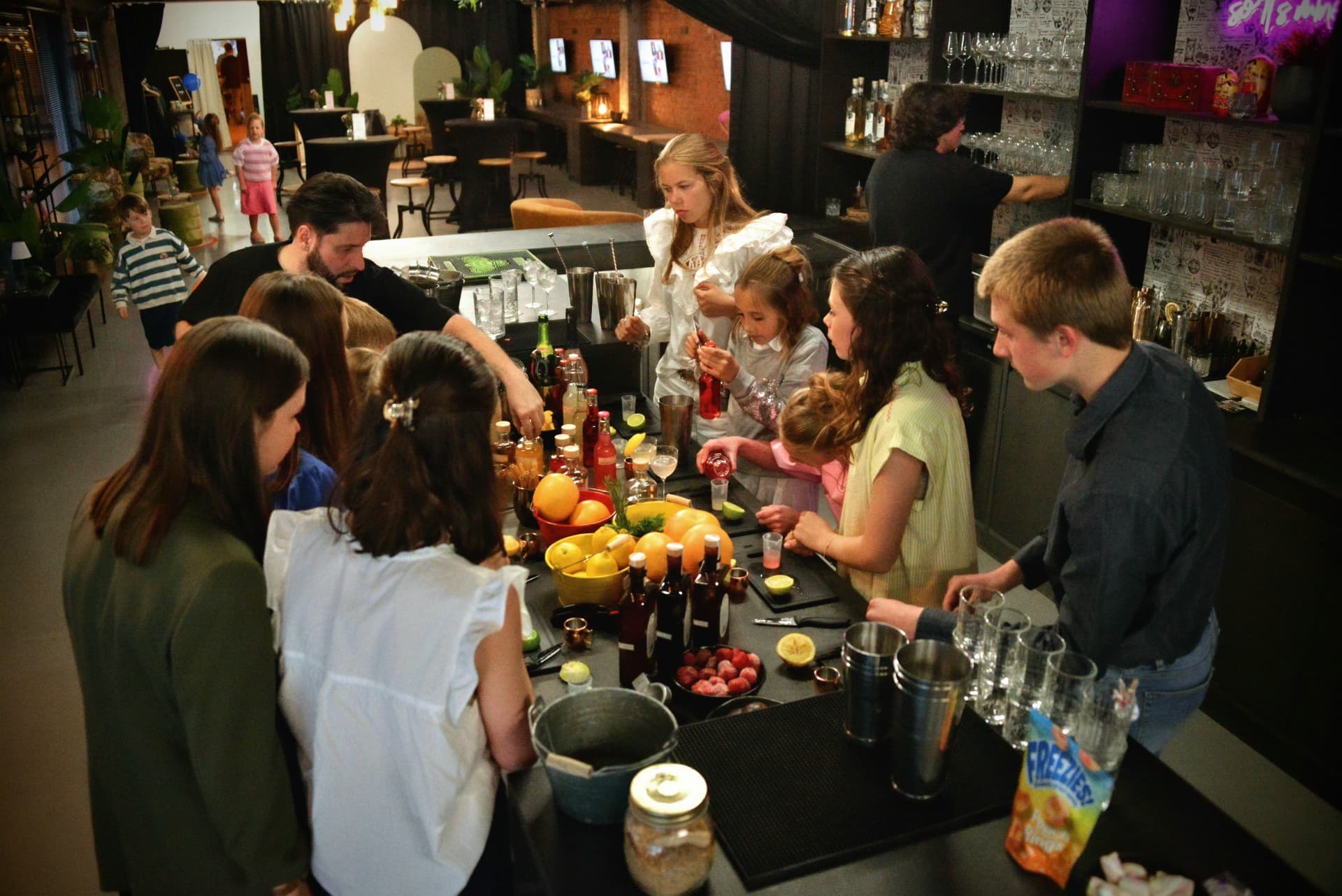 Familie-evenement waarbij kinderen en ouders samen alcoholvrije cocktails maken