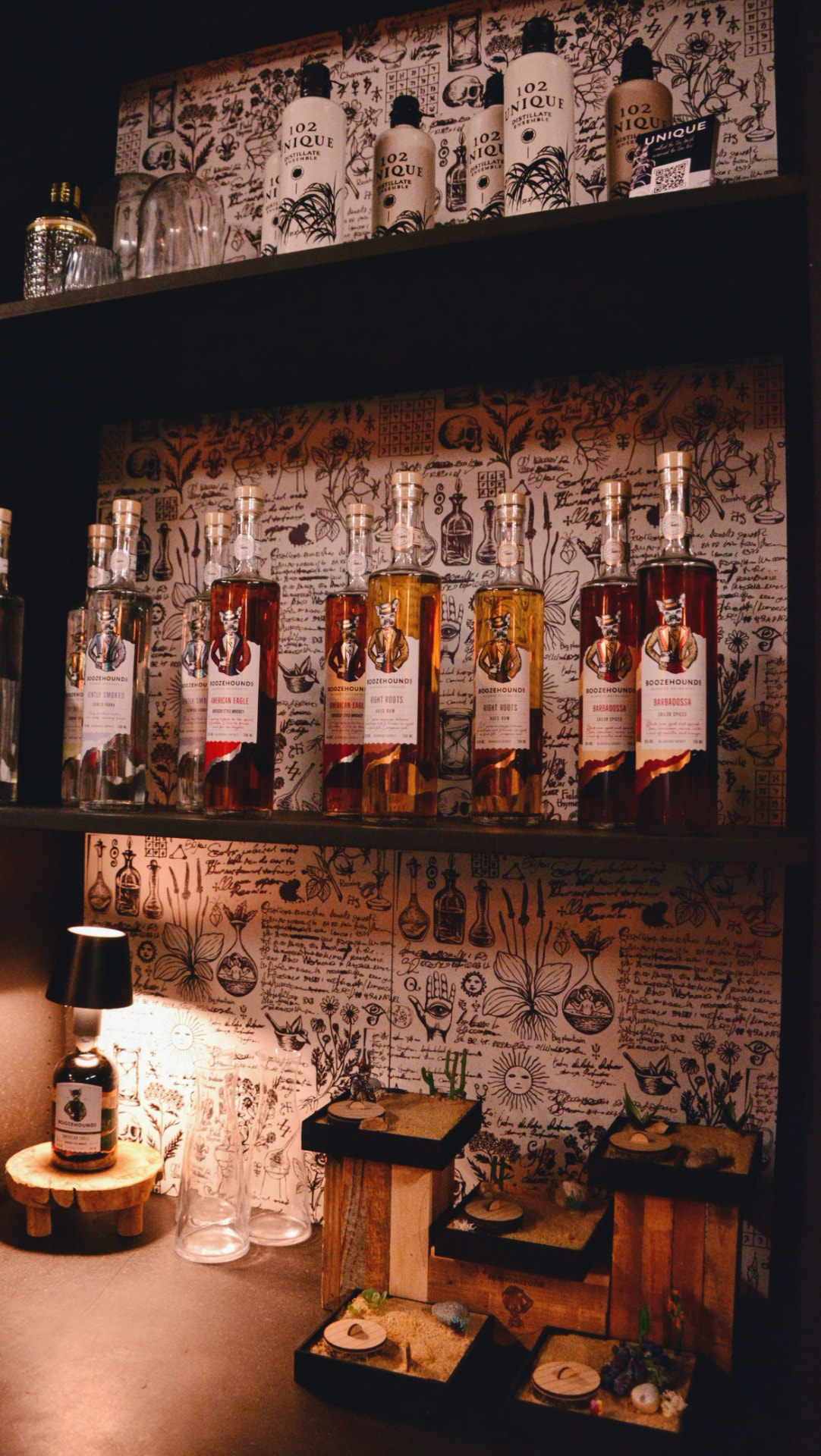Rek met Boozehounds blends in de workshopruimte