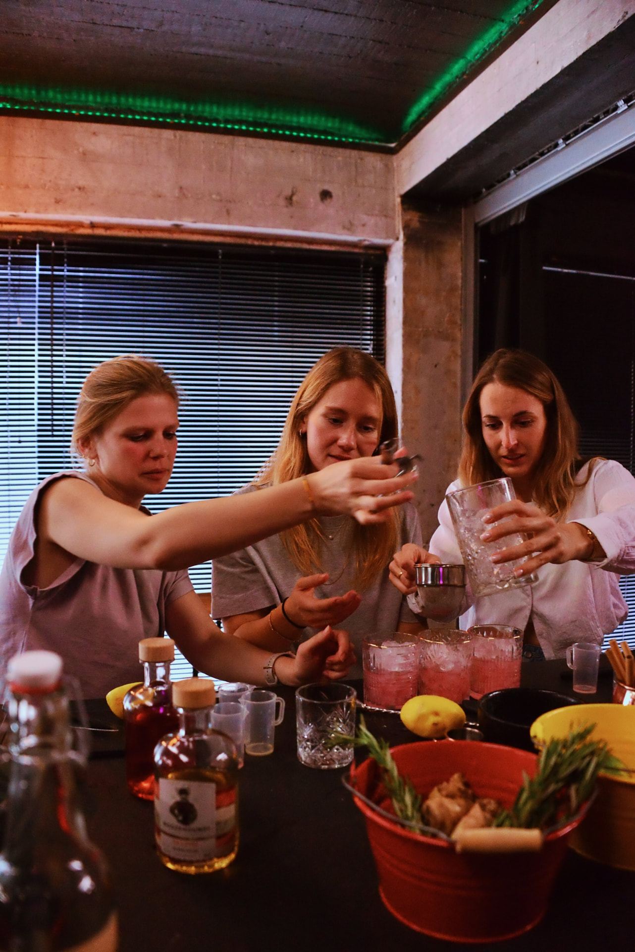 Lachende deelnemers maken drinks onder groen licht