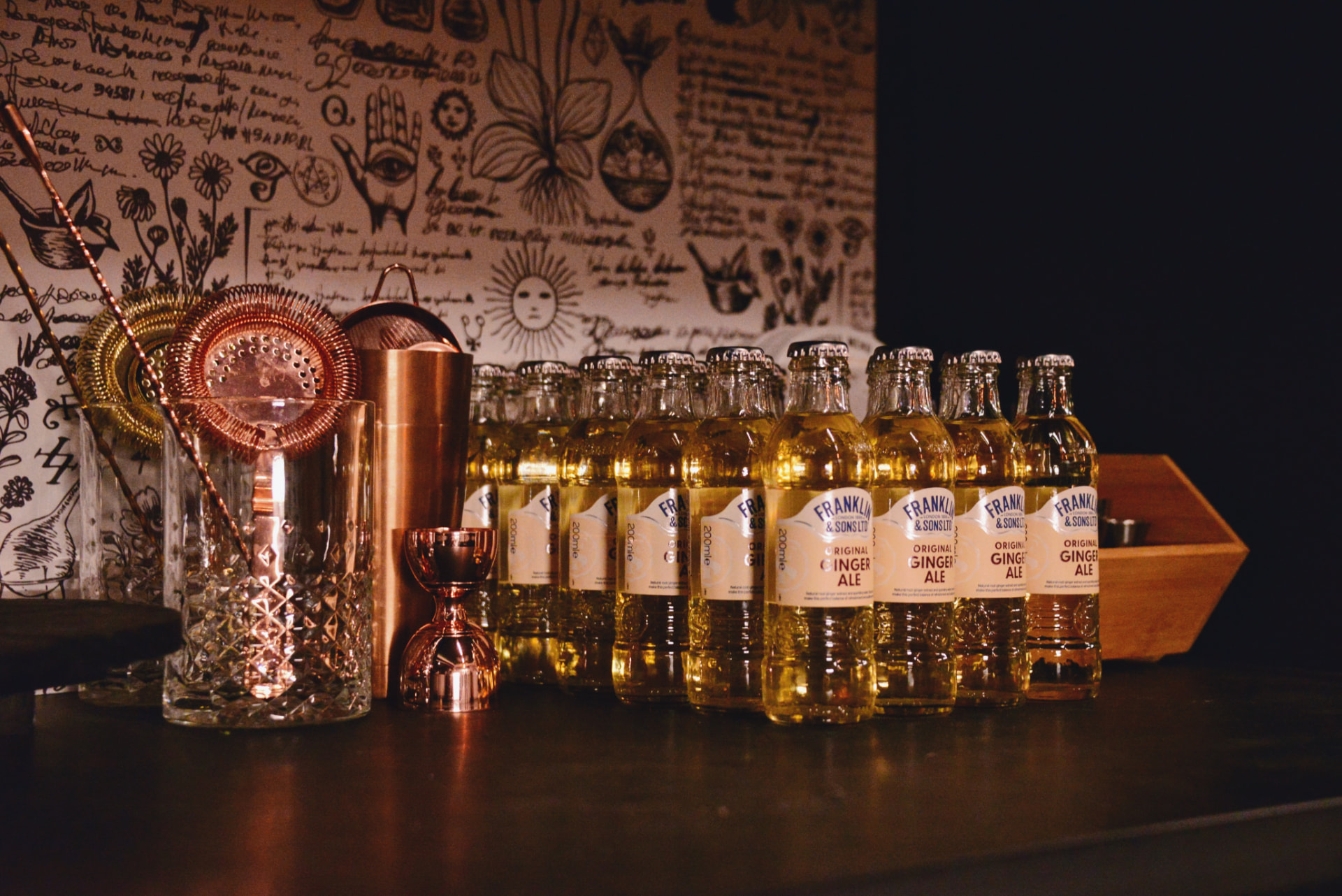 Koperen bartools klaargezet voor een cocktailworkshop