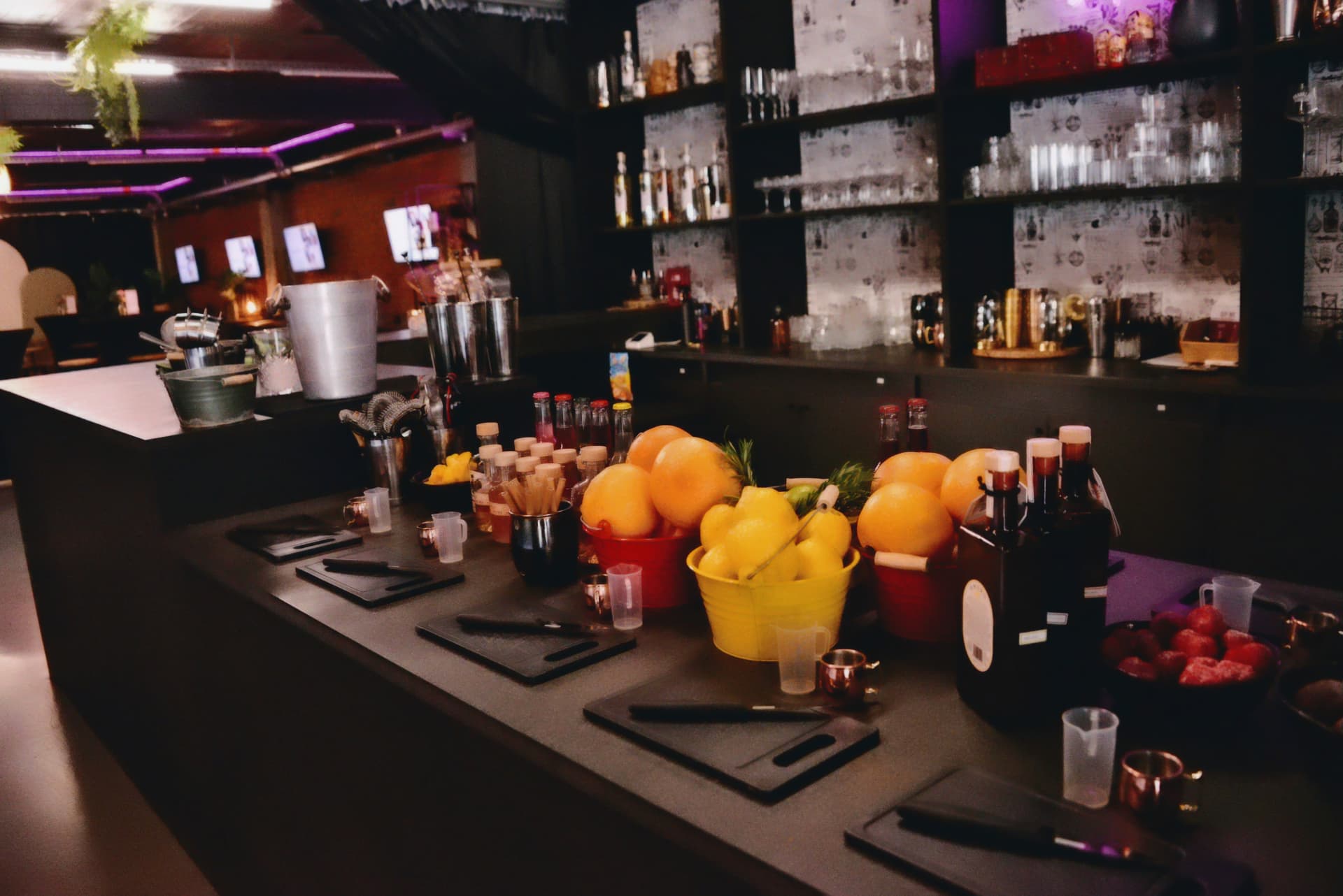 Volledig klaargezette workshopbar met fruit, siropen en snijplanken